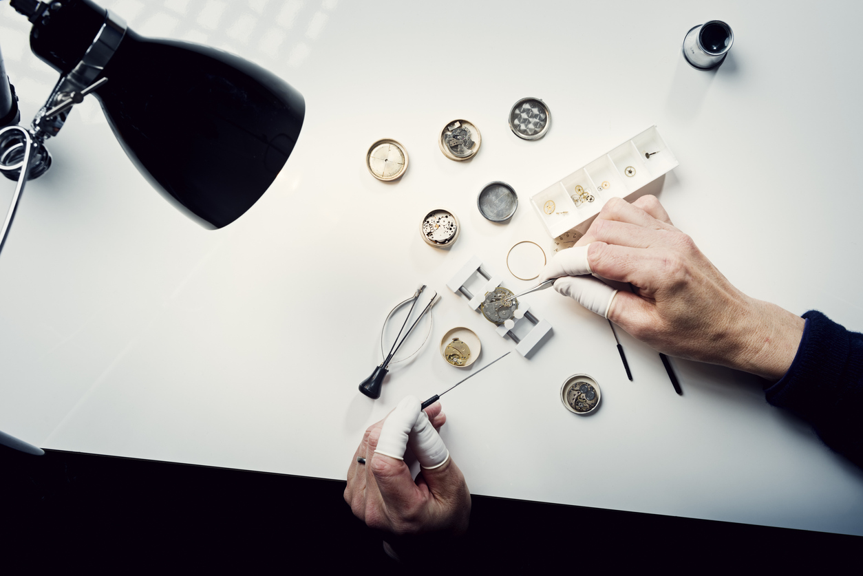 Mechanical watch movement during service