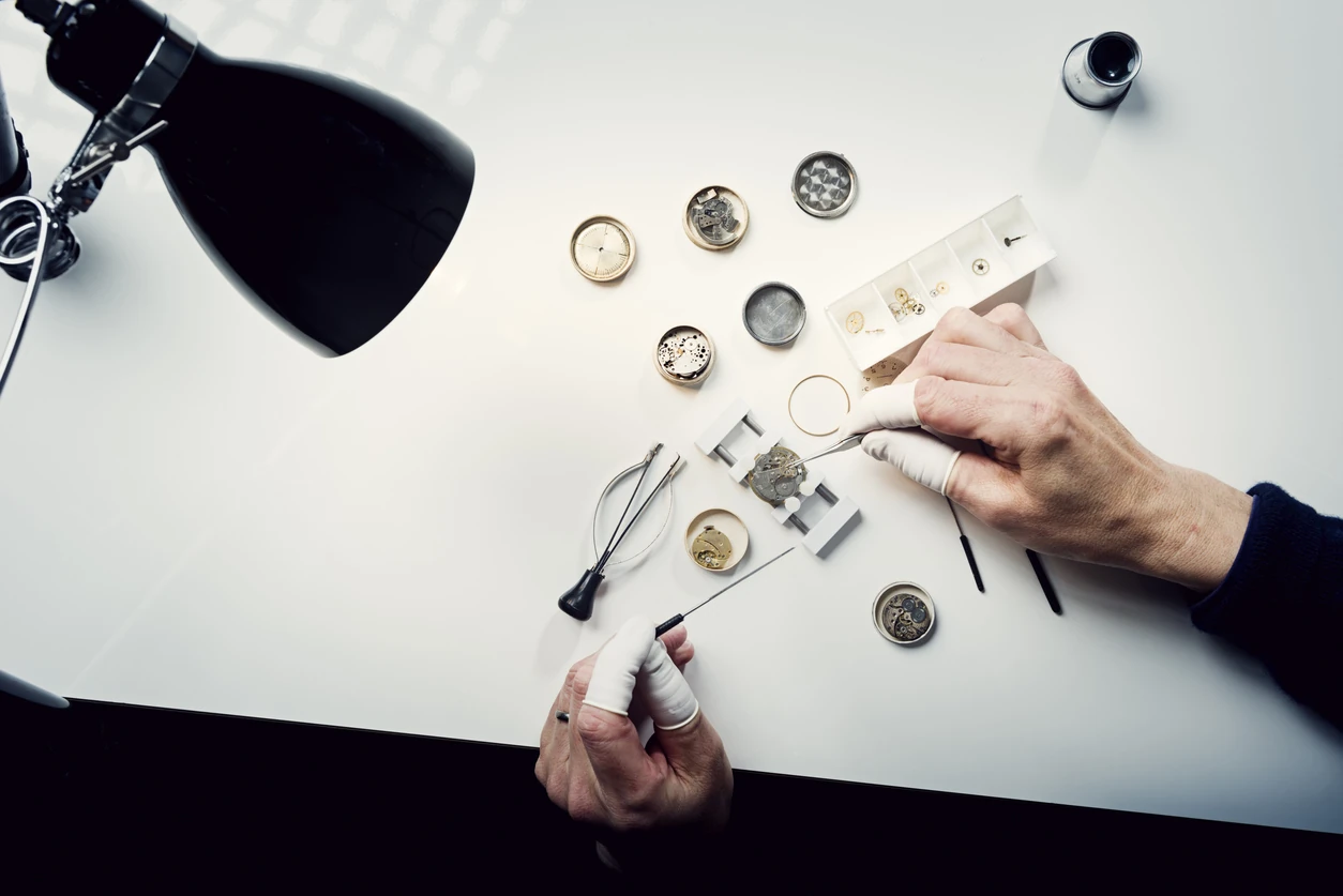 Mechanical watch movement during service